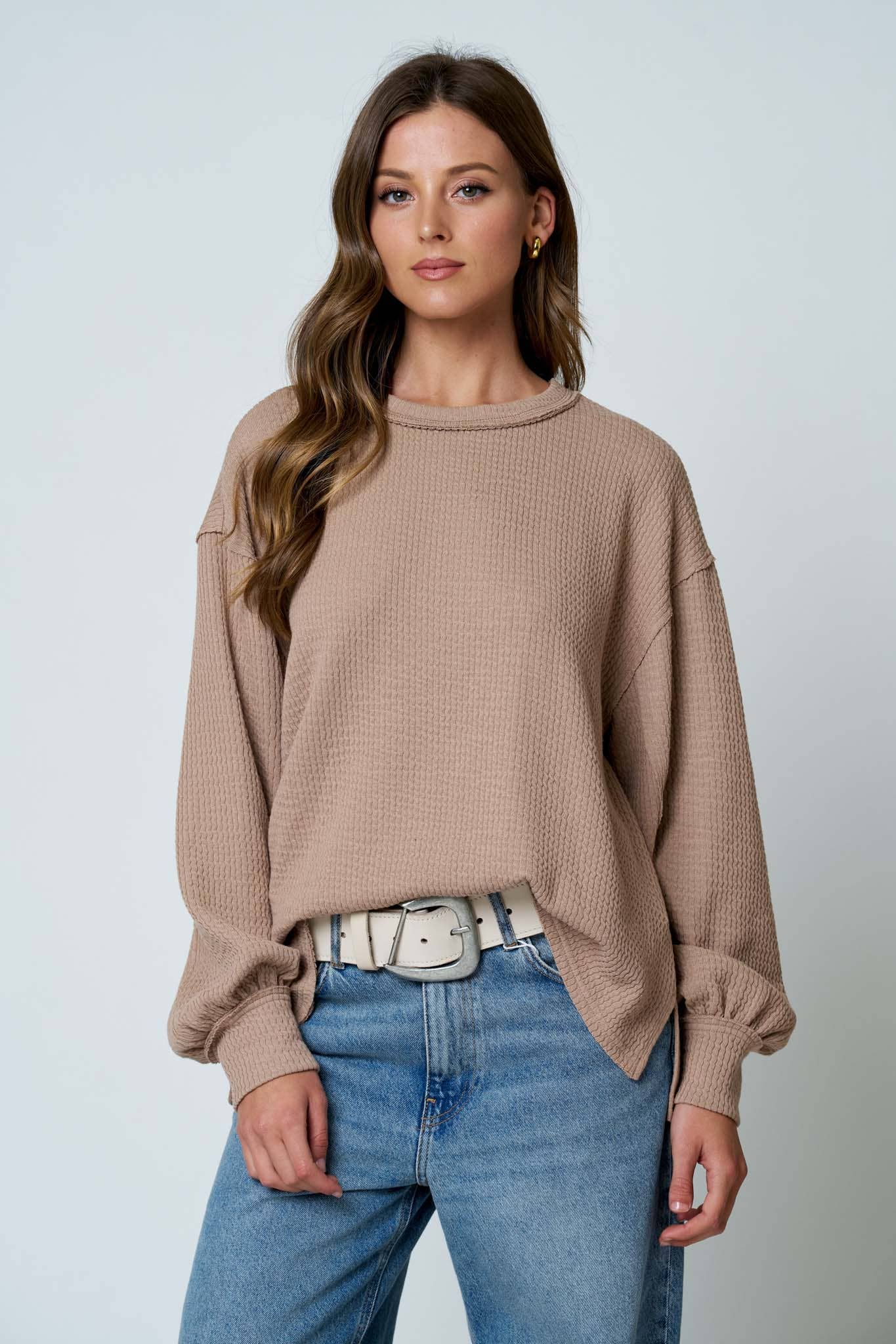 TEXTURED EXPOSED SEAM LONG EXTENDED SLEEVE KNIT TOP
