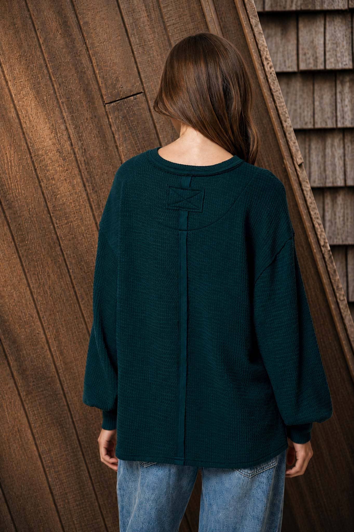 TEXTURED EXPOSED SEAM LONG EXTENDED SLEEVE KNIT TOP