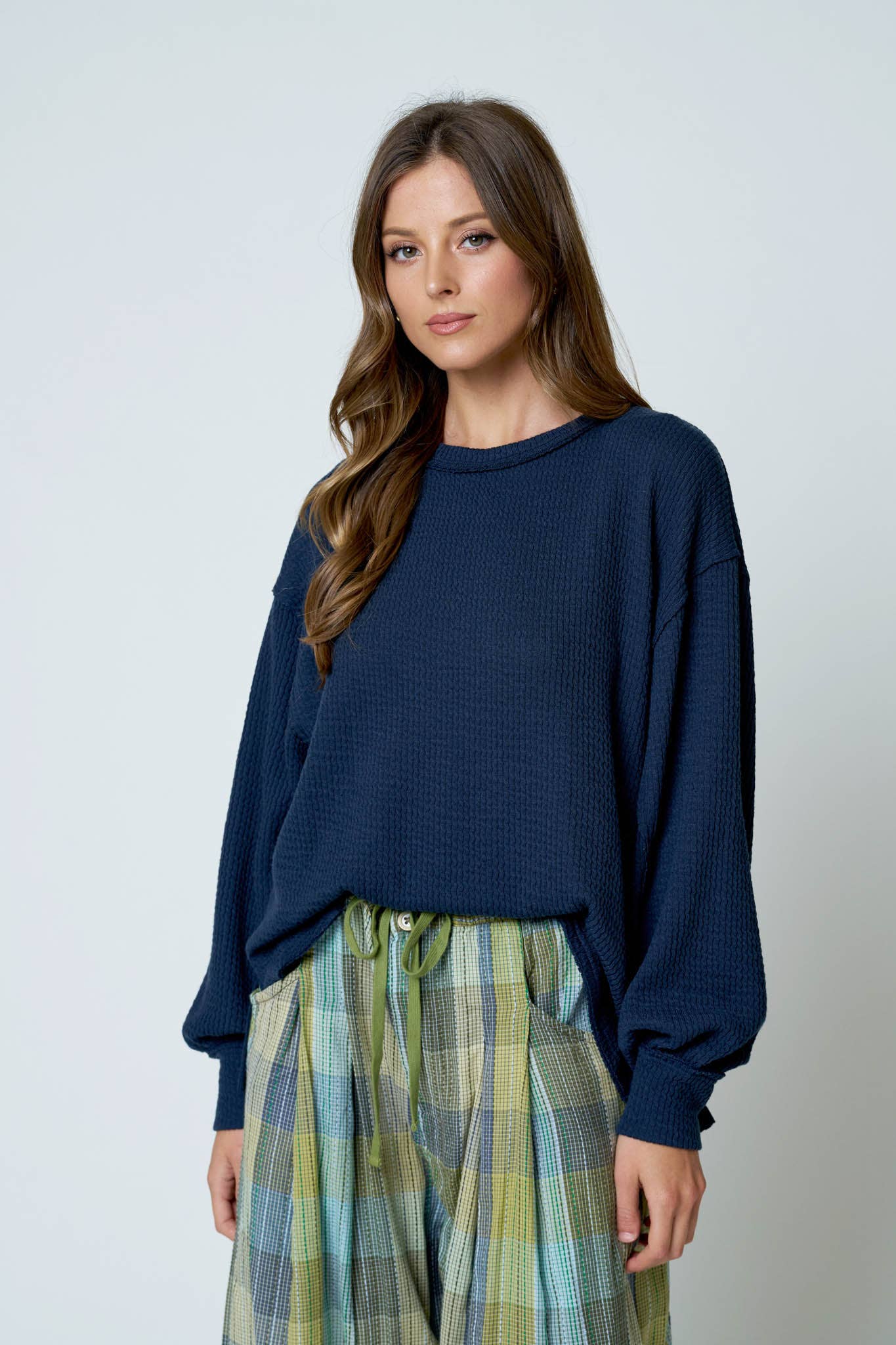 TEXTURED EXPOSED SEAM LONG EXTENDED SLEEVE KNIT TOP