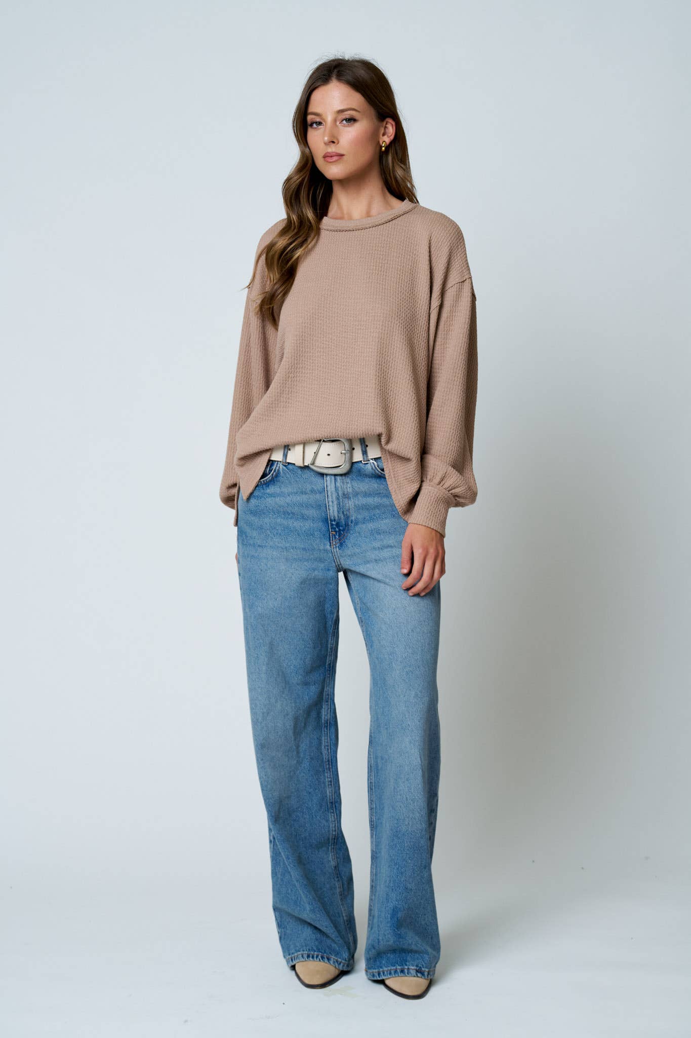 TEXTURED EXPOSED SEAM LONG EXTENDED SLEEVE KNIT TOP