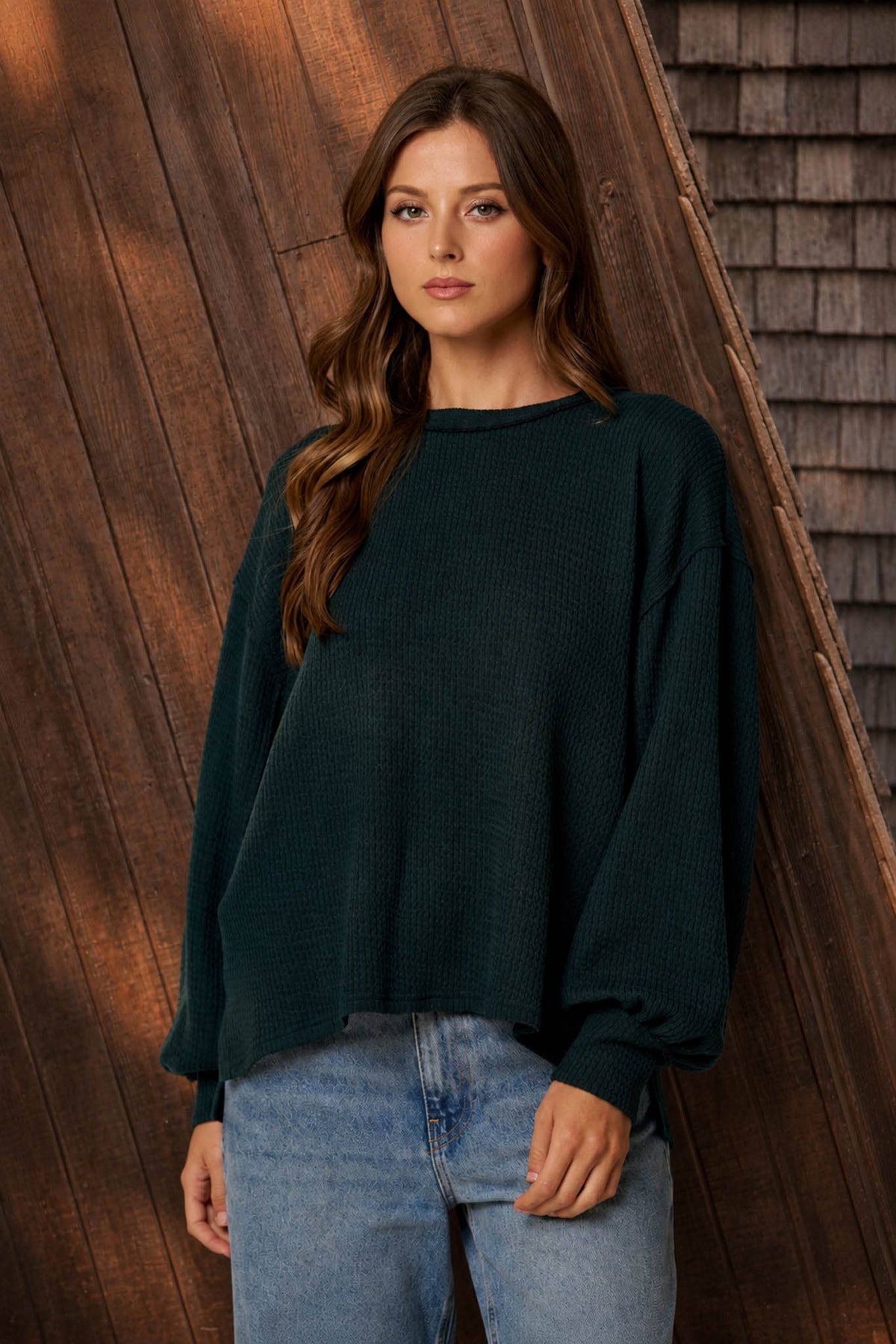 TEXTURED EXPOSED SEAM LONG EXTENDED SLEEVE KNIT TOP
