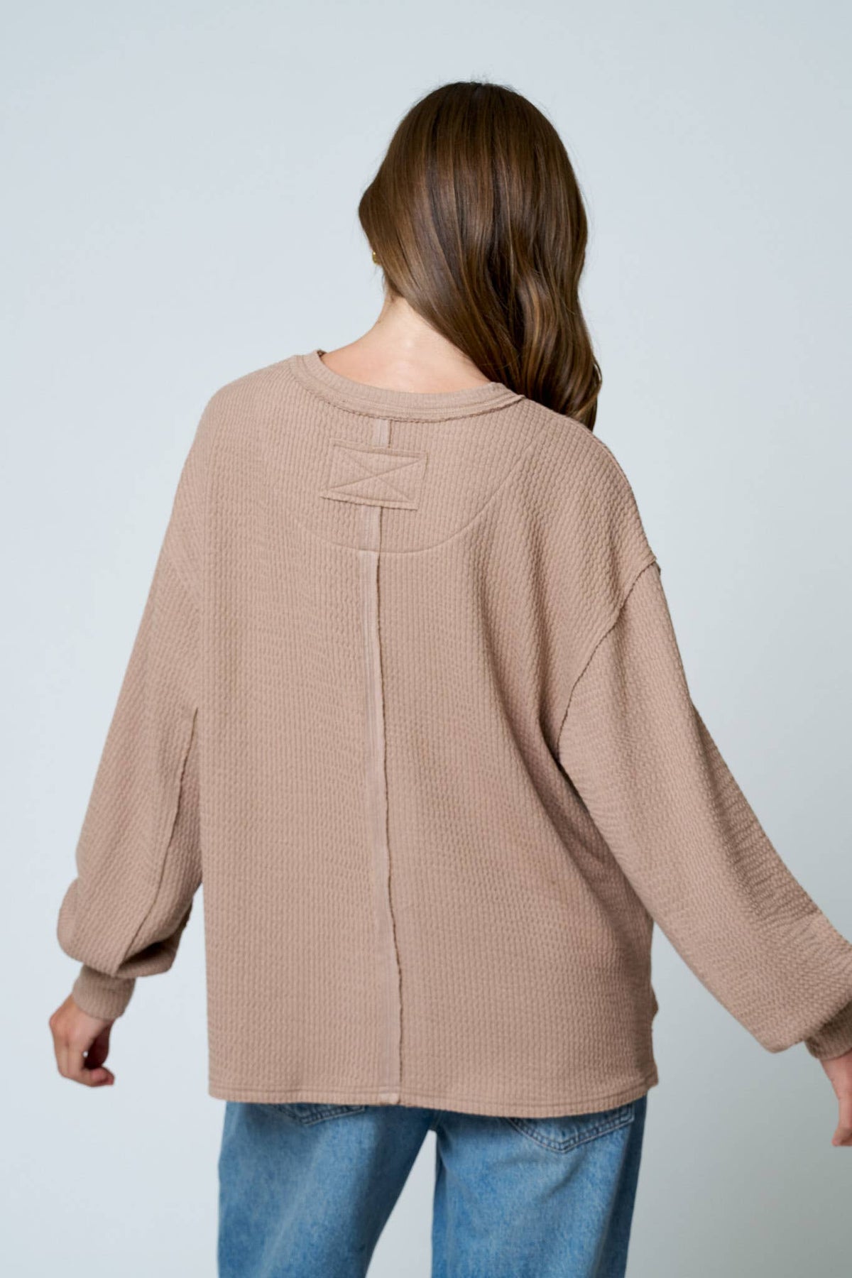 TEXTURED EXPOSED SEAM LONG EXTENDED SLEEVE KNIT TOP